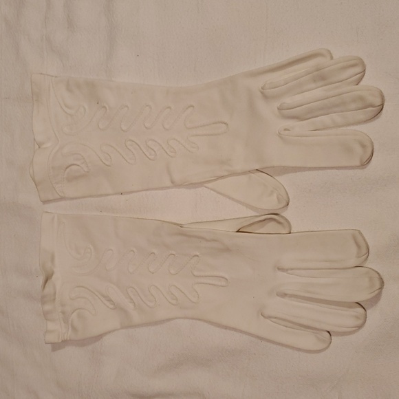 Vintage Elegant White Longer Gloves with Embroidered Design - Picture 5 of 10